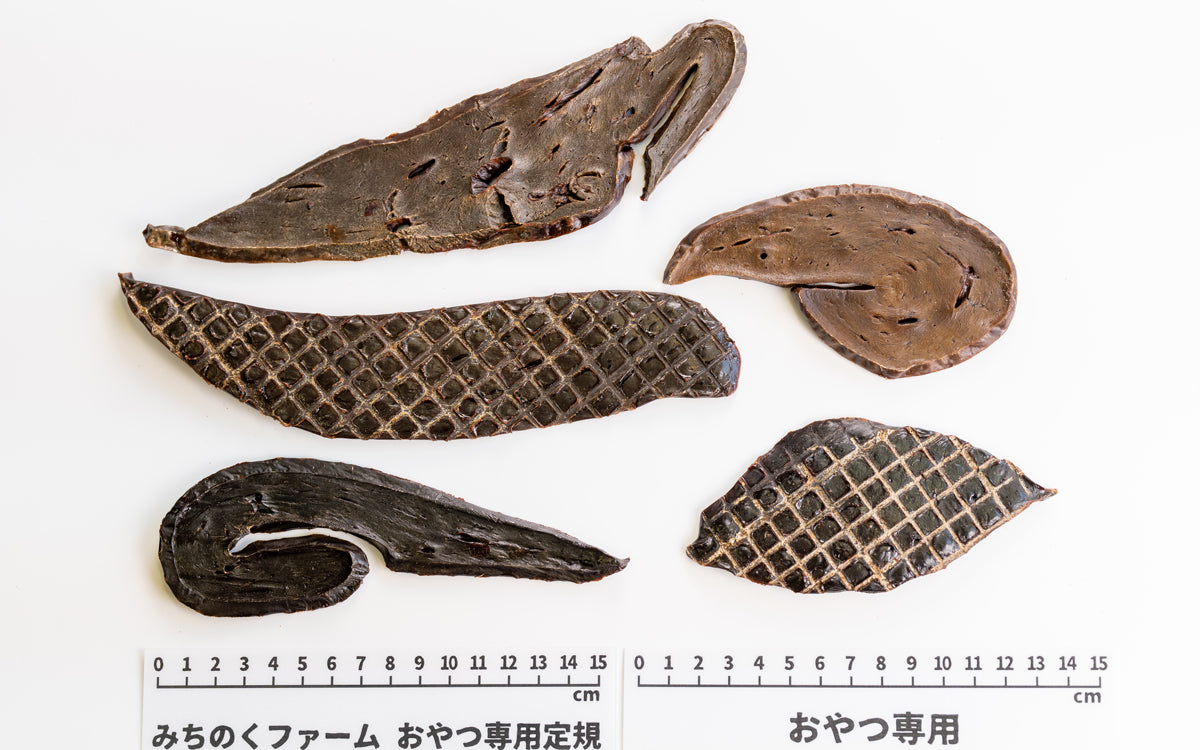 Air Dried Horse Liver pieces served out of the pouch, no artificial preservatives, coloring, flavoring. A natural horse meat for dogs treat for dogs and cats from Michinoku Farm Singapore
