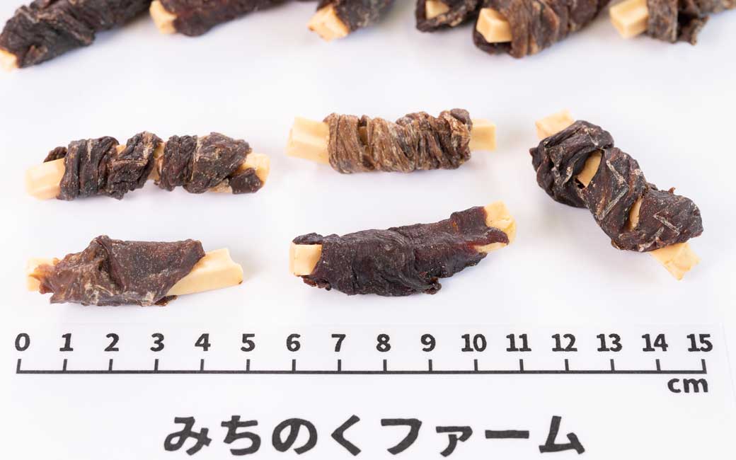 Air Dried Horse Meat & Cheese pieces served out of the pouch, no artificial additives, preservatives, coloring. A natural horse meat for dogs treat for dogs and cats from Michinoku Farm Singapore