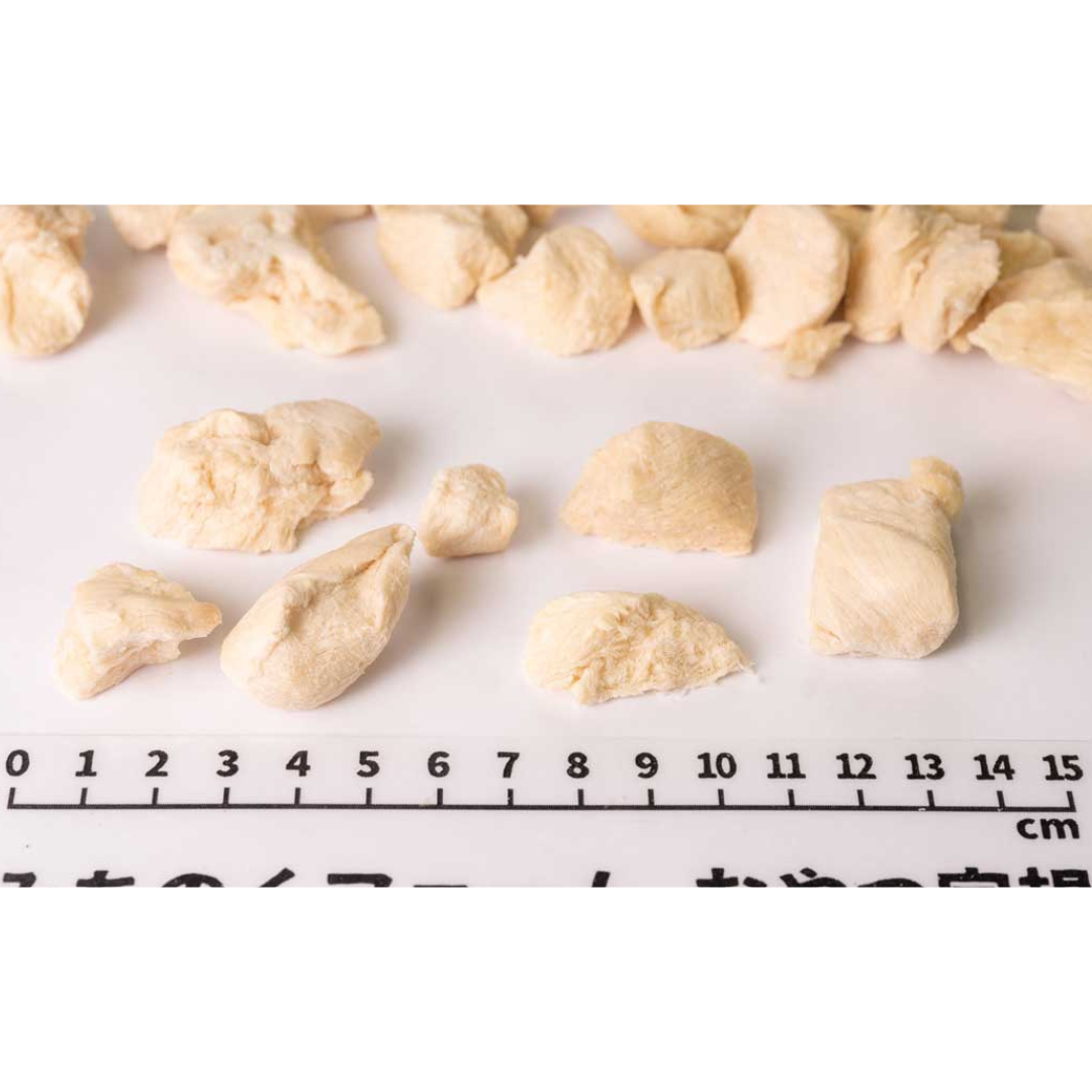 Freeze Dried Chicken pieces served out of the pouch, crispy texture, naturally rich chicken flavor. A natural chicken dog treats treat for dogs and cats from Michinoku Farm Singapore