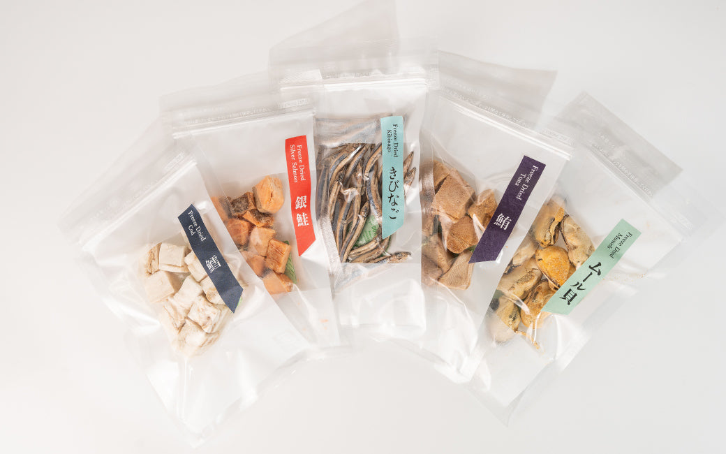 Freeze Dried Seafood 5 Flavour Trial Set pieces served out of the pouch, all-natural, no additives or preservatives. A natural dog treat sampler treat for dogs and cats from Michinoku Farm Singapore