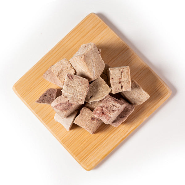 Freeze Dried Hokkaido Veal pieces served out of the pouch, lower fat than regular beef. A natural veal jerky for dogs treat for dogs and cats from Michinoku Farm Singapore