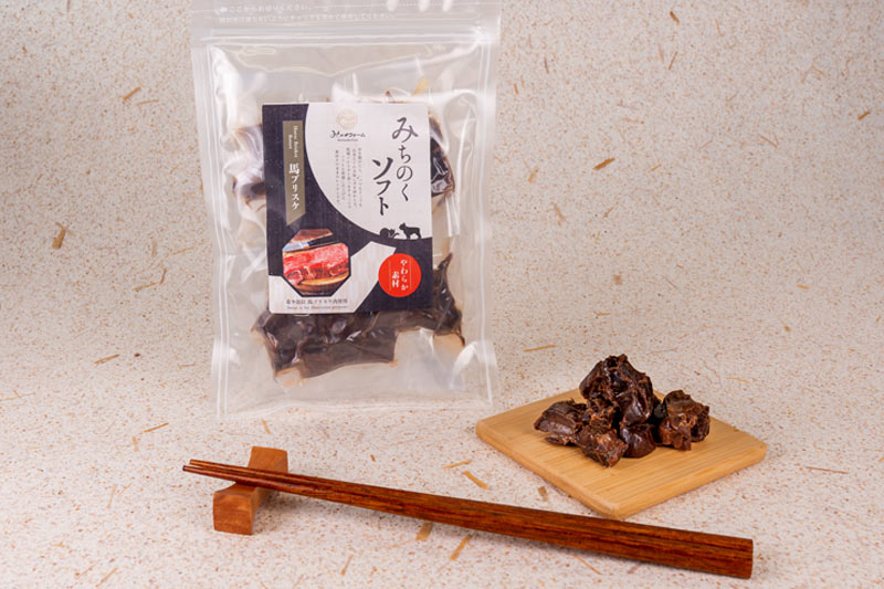 Close-up of Retort Horse Brisket showing the natural texture of this freeze dried horse. High protein, low fat, low calorie, a healthy retort treat from Michinoku Farm Japan